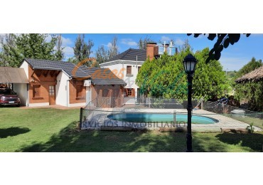 VENTA, hermosa casa con 3 dorm, 2 baños,  pileta, parque, excelente ubicacion