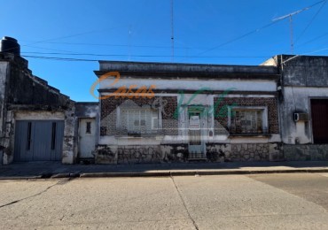 VENTA, casa 3 dorm, ambientes grandes, patio, PLENO CENTRO, a reciclar